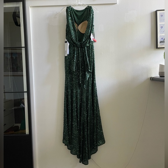 Mac Duggal Cowl Back Boat Neck Sequined Evening Gown in Emerald Green. Size 6. - Picture 4 of 11
